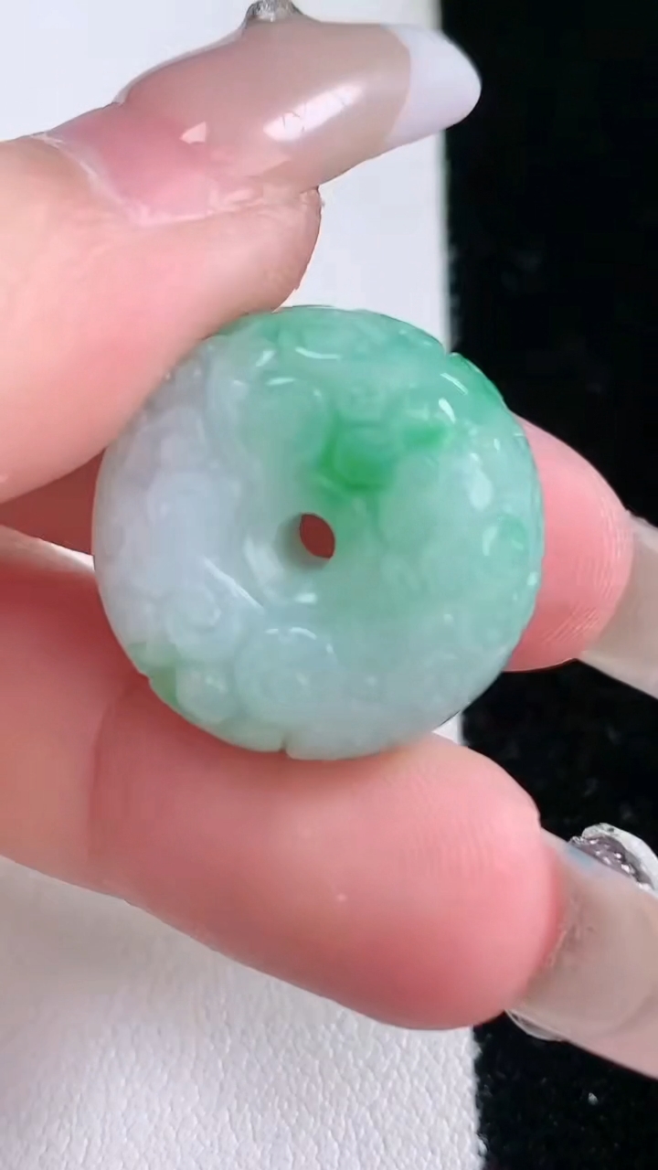 天然A货翡翠雕花路路通吊坠，尺寸20.7-11.6，重量:10.52g
3月7日