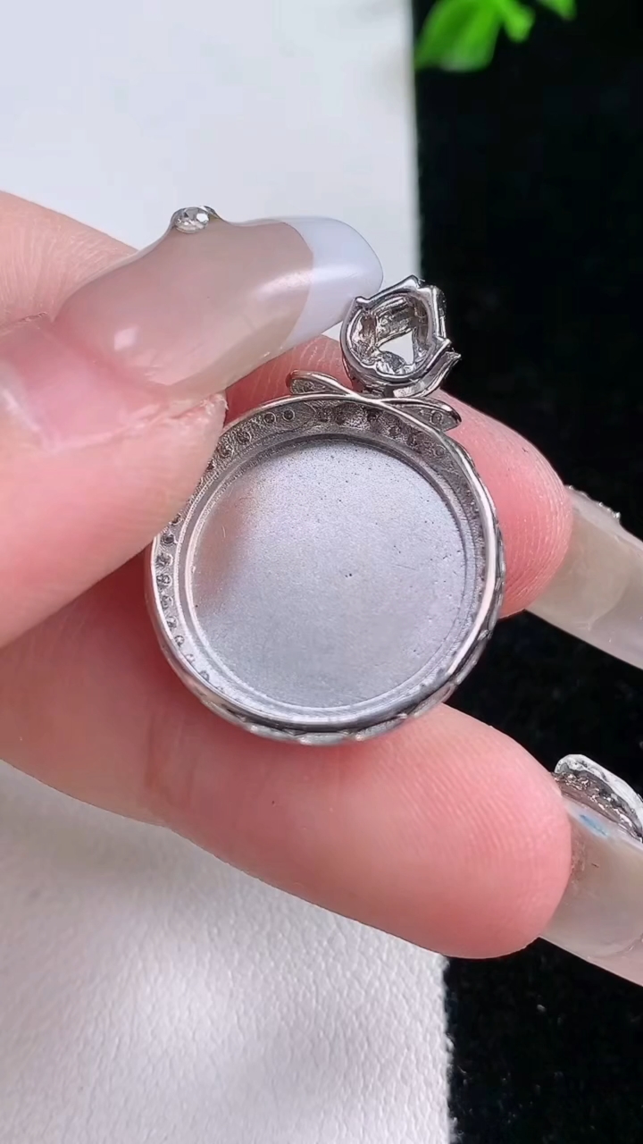 天然A货翡翠无事牌吊坠，尺寸27.4-19.8-5.5，裸石16重量:4.30g
3月7日