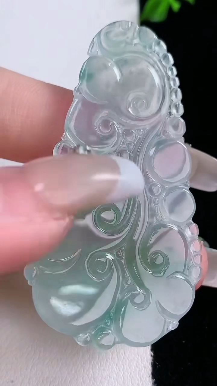 天然A货翡翠冰种飘花如意吊坠，尺寸58.4-31-4，重量:11.54g
3月7日