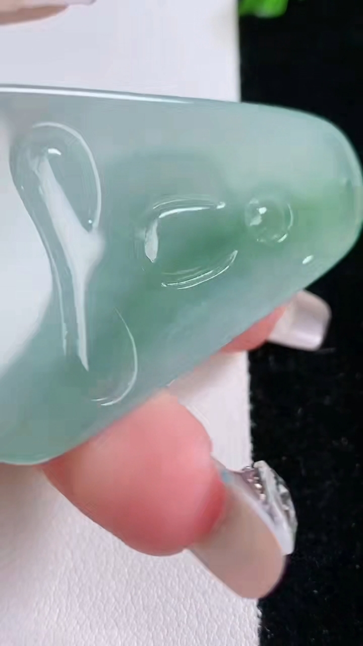 天然A货翡翠大日如来吊坠，尺寸56.8-33.2-5，重量:19.45g
3月7日