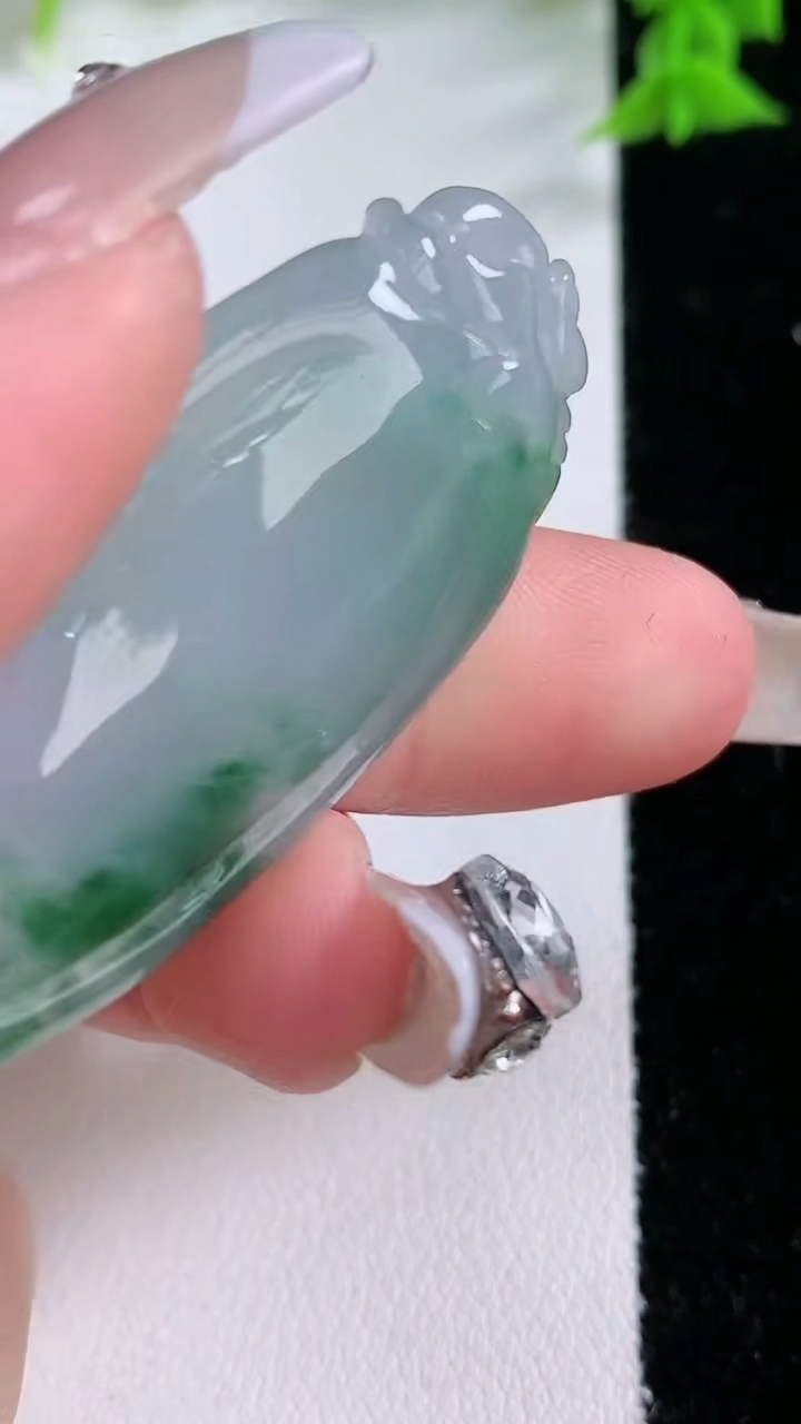 天然A货翡翠冰种飘花福瓜吊坠，尺寸46-20.7-8.7，重量:12.79g
3月7日