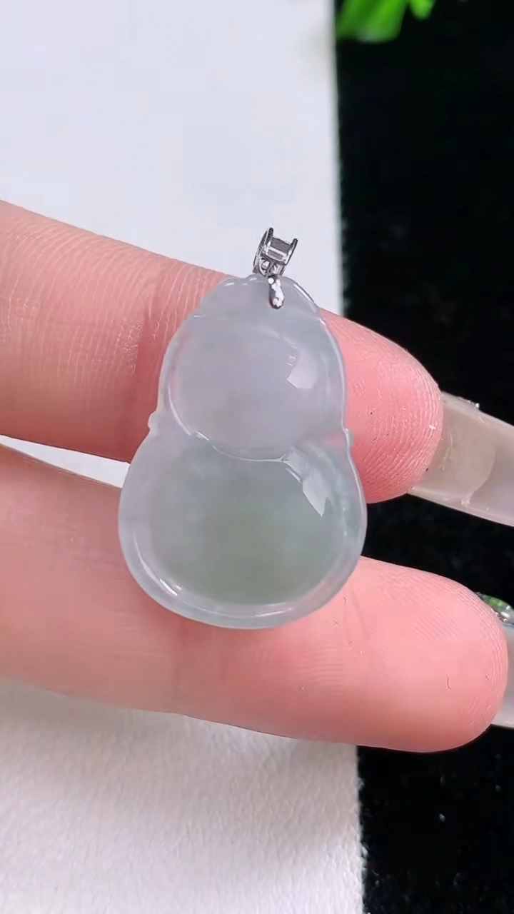 天然A货翡翠葫芦吊坠，尺寸22.4-16.4-5.6，重量:3.62g
3月7日