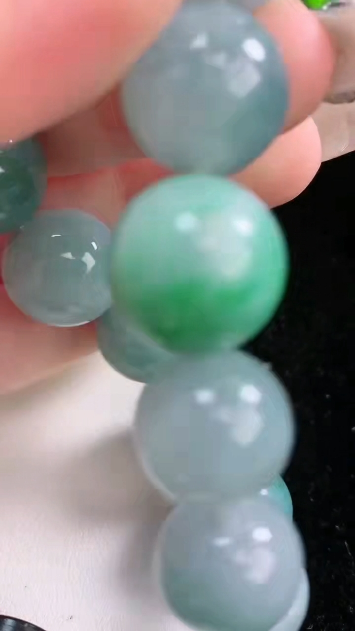 天然A货翡翠圆珠手串，尺寸14.7-14颗重量:7.83g3月7日
工厂直销收藏佳品,种好水足，色泽均匀，有种有色，上手高大气！
