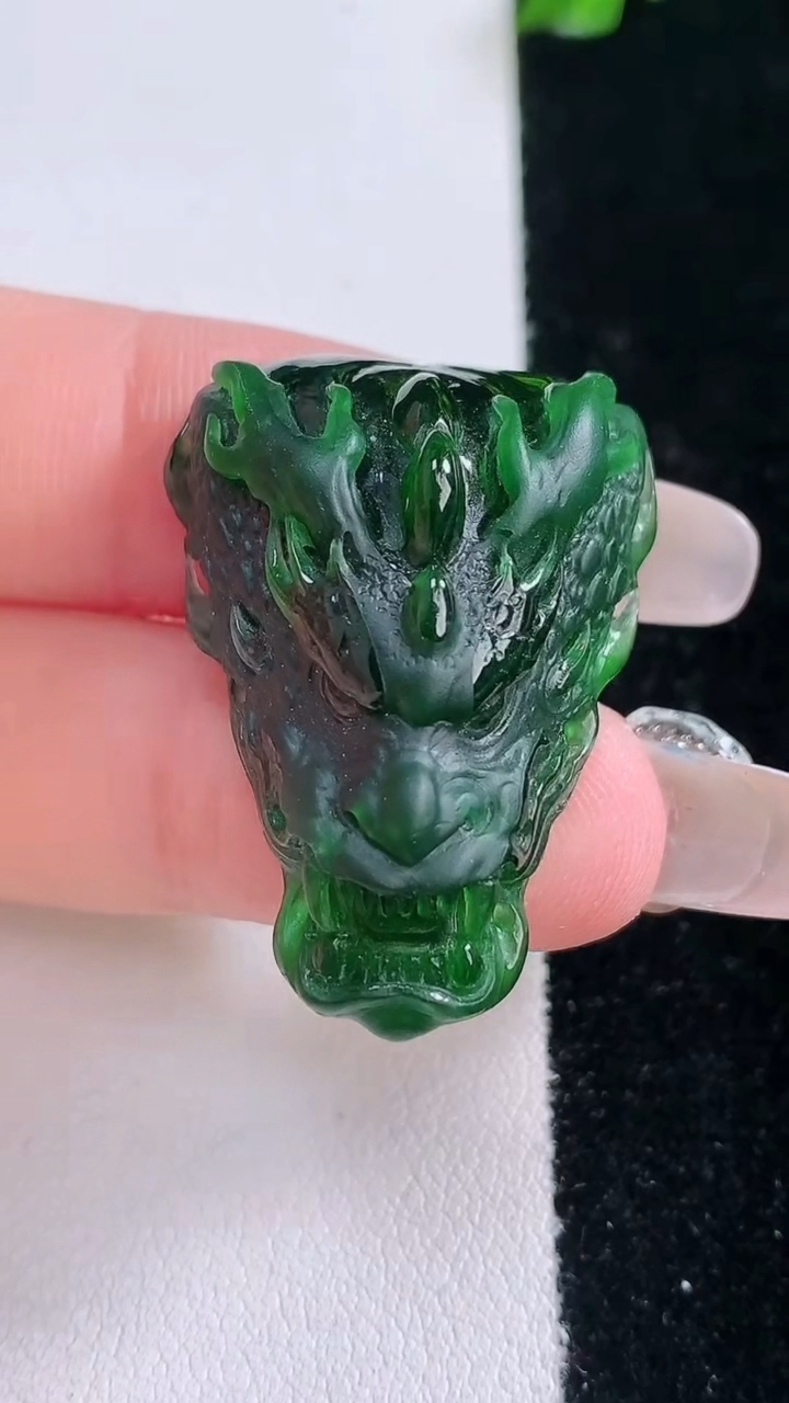 天然A货翡翠龙牌吊坠，尺寸32.7-23.6-11.7，重量:10.63g
3月7日