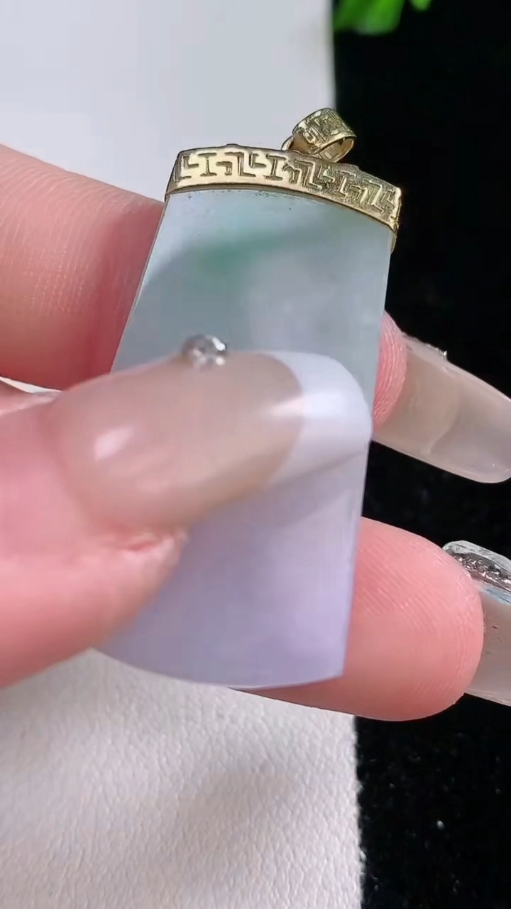 天然A货翡翠无事牌吊坠，尺寸36.3-19.3-3.4，重量:8.40g
3月7日