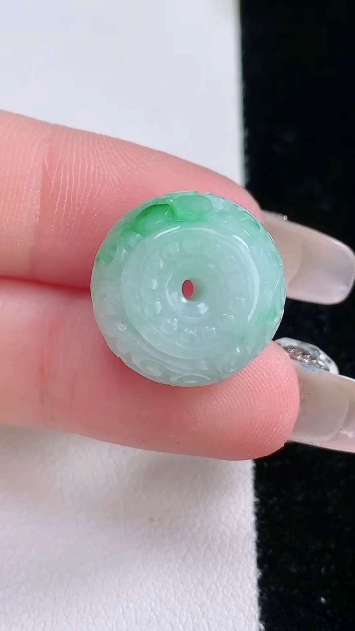 天然A货翡翠雕花路路通吊坠，尺寸17.2-11.4，重量:7.00g
3月7日