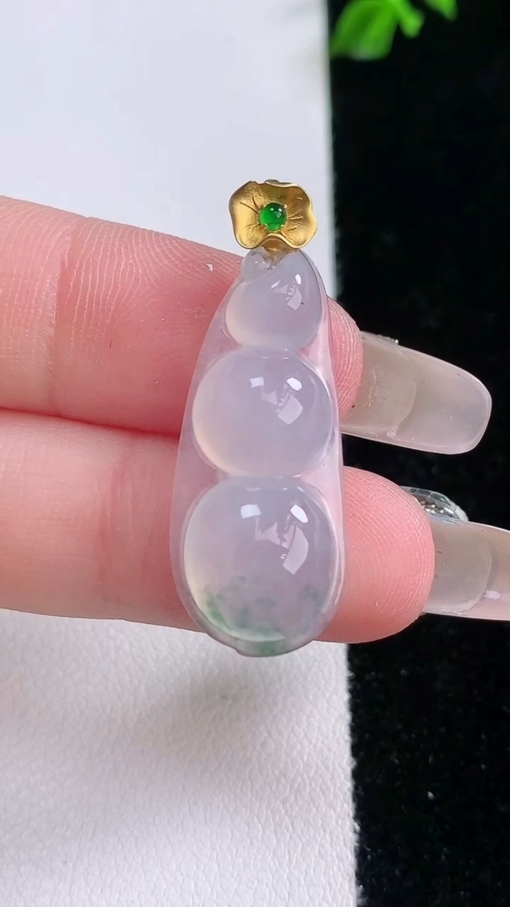 天然A货翡翠福豆吊坠，尺寸29.2-12.5-5.6，重量:3.11g
3月7日