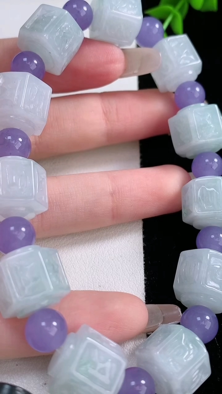 天然A货翡翠路路通手串，尺寸12.6-12-11颗，重量:62.03g3月7日
工厂直销收藏佳品,种