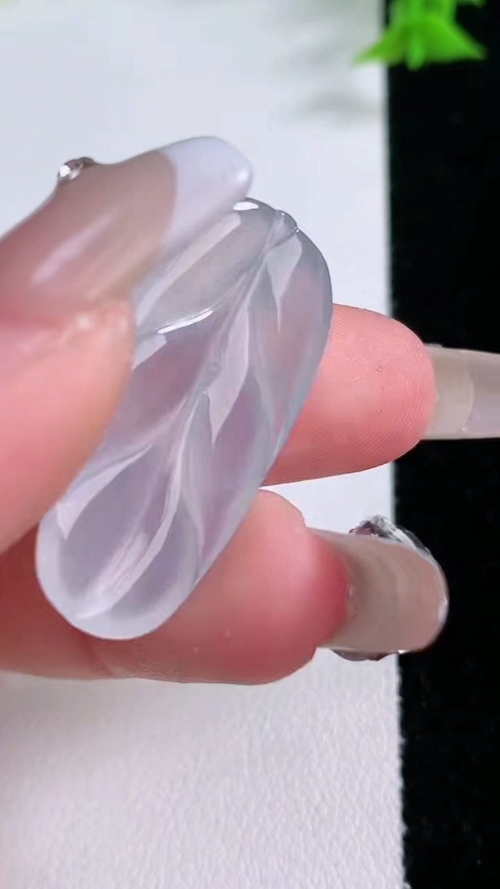 天然A货翡翠冰种紫罗兰金枝玉叶 叶子吊坠，尺寸31-15-3.8，重量:4.37g
3月7日