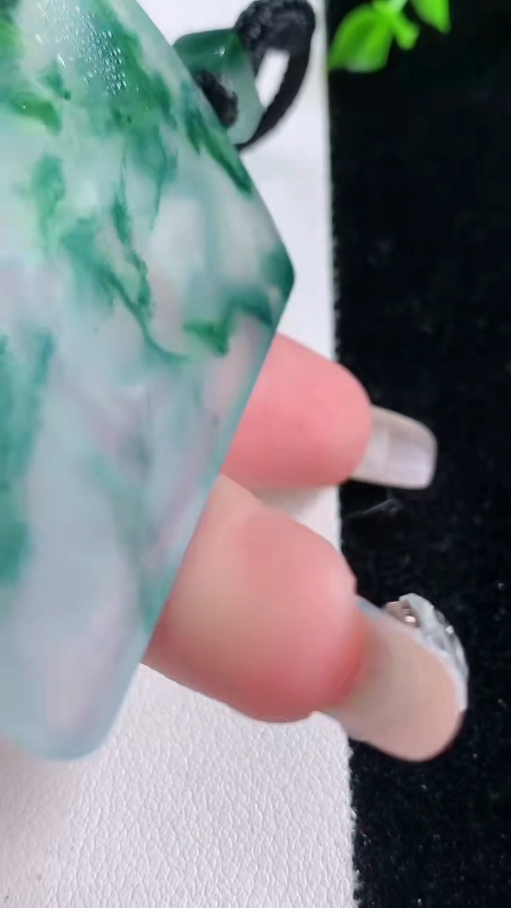 天然A货翡翠种飘花观音菩萨吊坠，尺寸57.5-39.7-5.2，重量:39.27g
3月7日