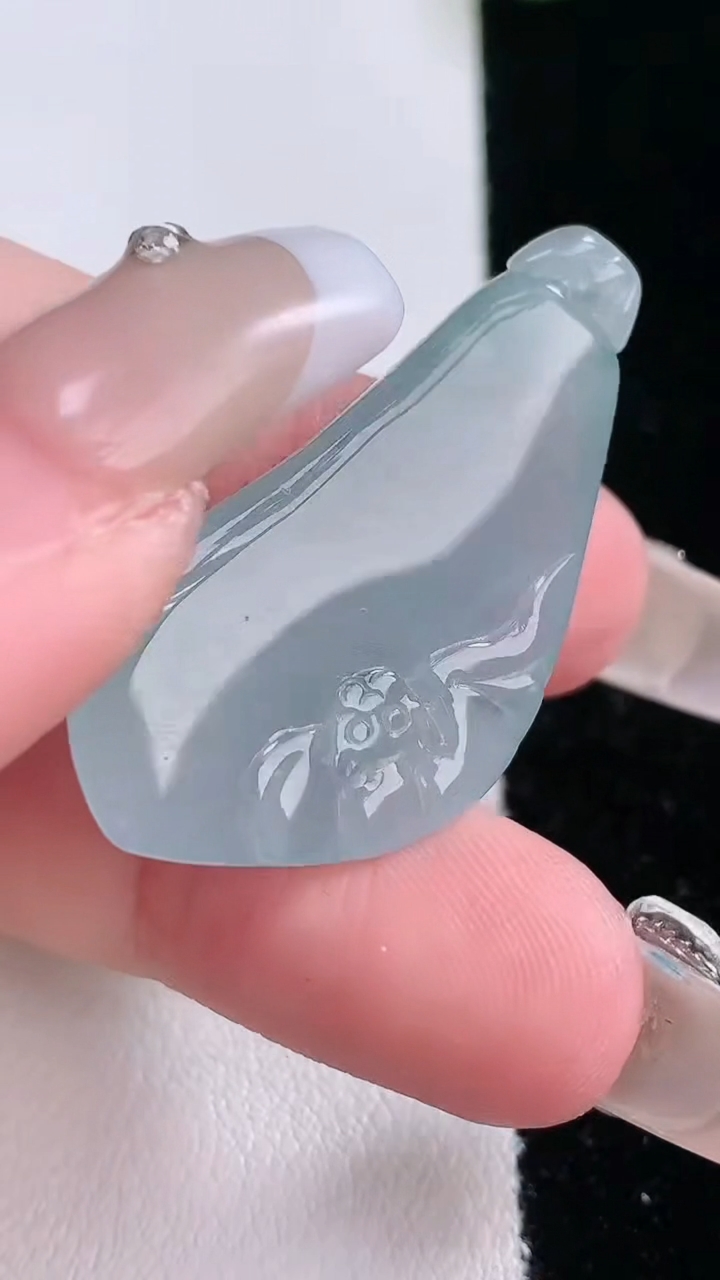 天然A货翡翠飘花福瓜吊坠，尺寸36.3-20.3-6.4，重量:7.97g
3月7日