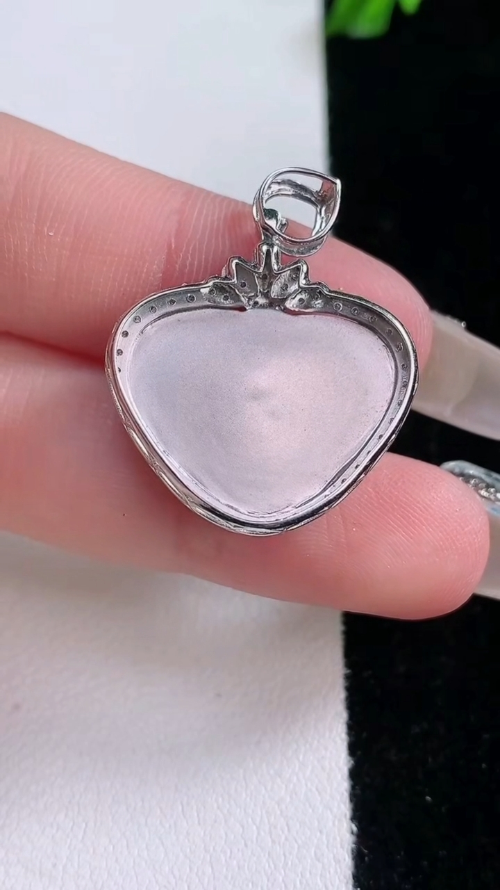 天然A货翡翠如意头吊坠，尺寸27.5-23-6，裸石14.4-19重量:3.66g
3月7日