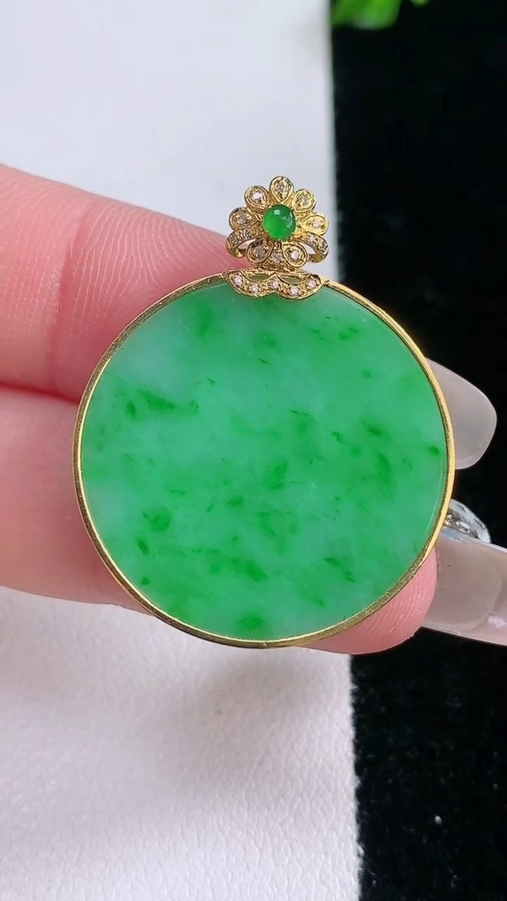 天然A货翡翠无事牌吊坠，尺寸26-1.8，重量:4.81g
3月7日