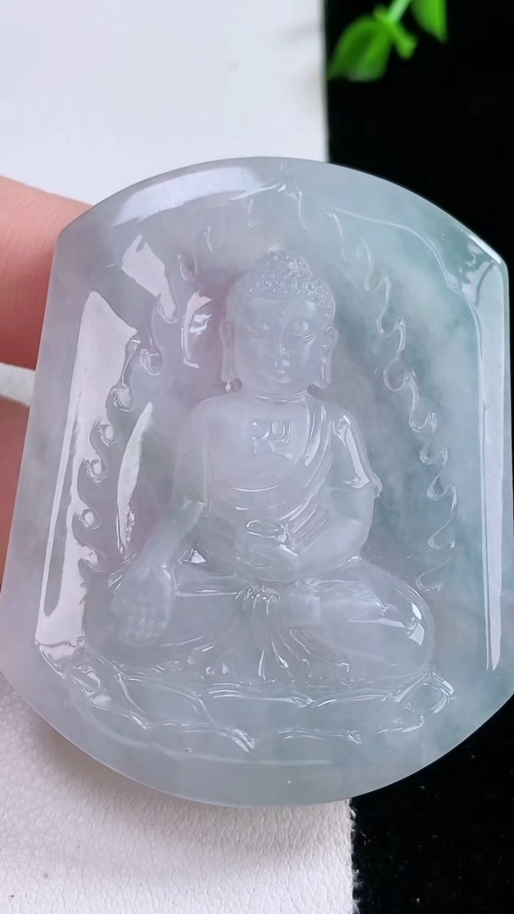 天然A货翡翠阿弥陀佛吊坠，尺寸53.3-42-5，重量:30.00g
3月7日