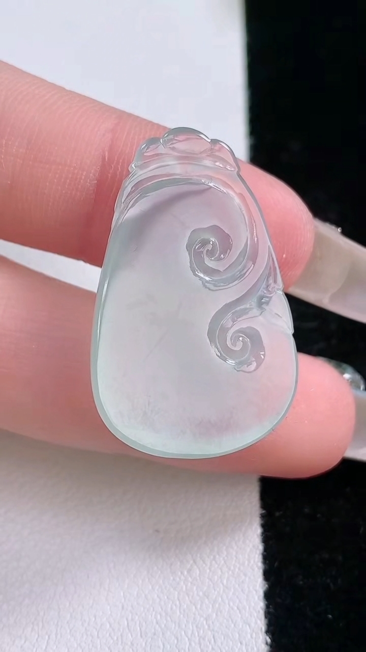 天然A货翡翠如意吊坠，尺寸30.4-20-5，重量:4.67g
3月7日