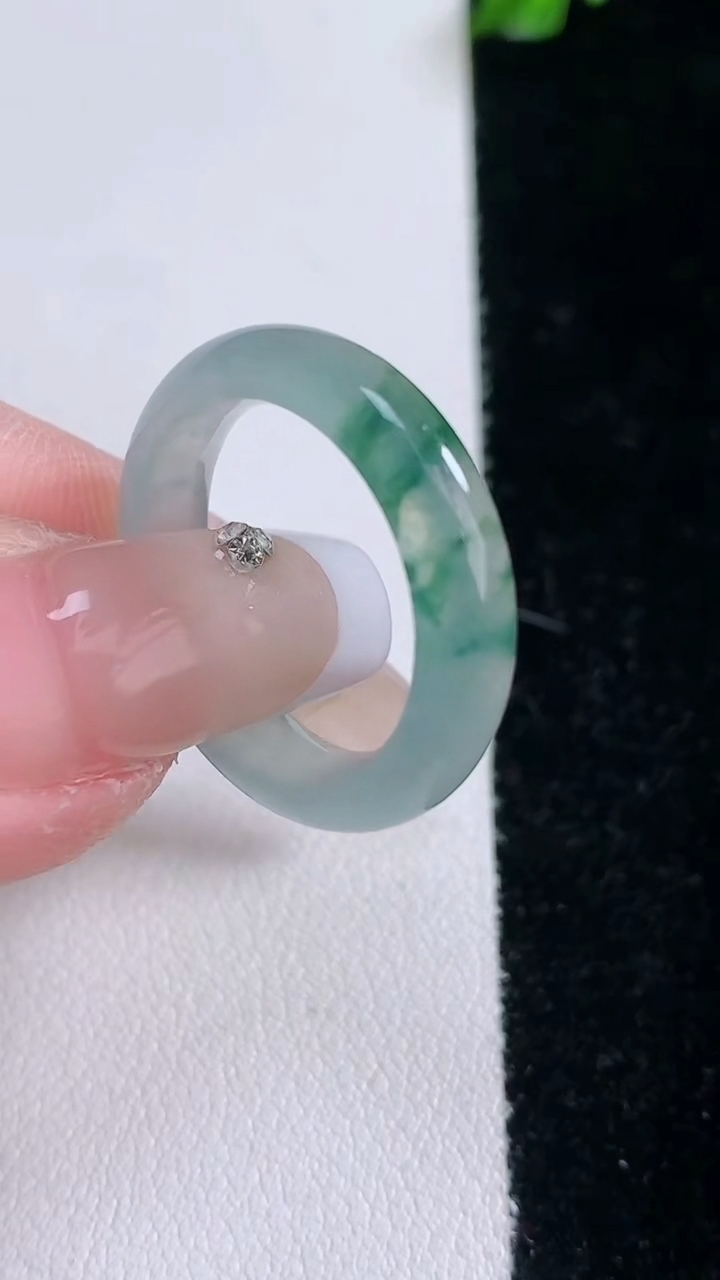 天然A货翡翠冰种飘花指环戒指，尺寸17.5-4.4-3，重量:3.29g2026年3月7日
工厂直销收藏佳品,种好水足，色泽均匀，有种有色，上手高大气！