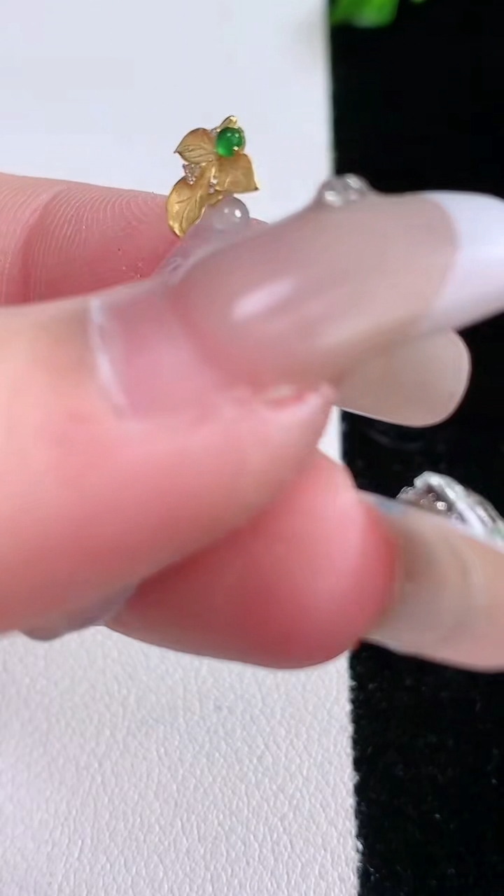 天然A货翡翠种白冰福豆吊坠，尺寸26.4-12.6-3，重量:1.83g
3月7日