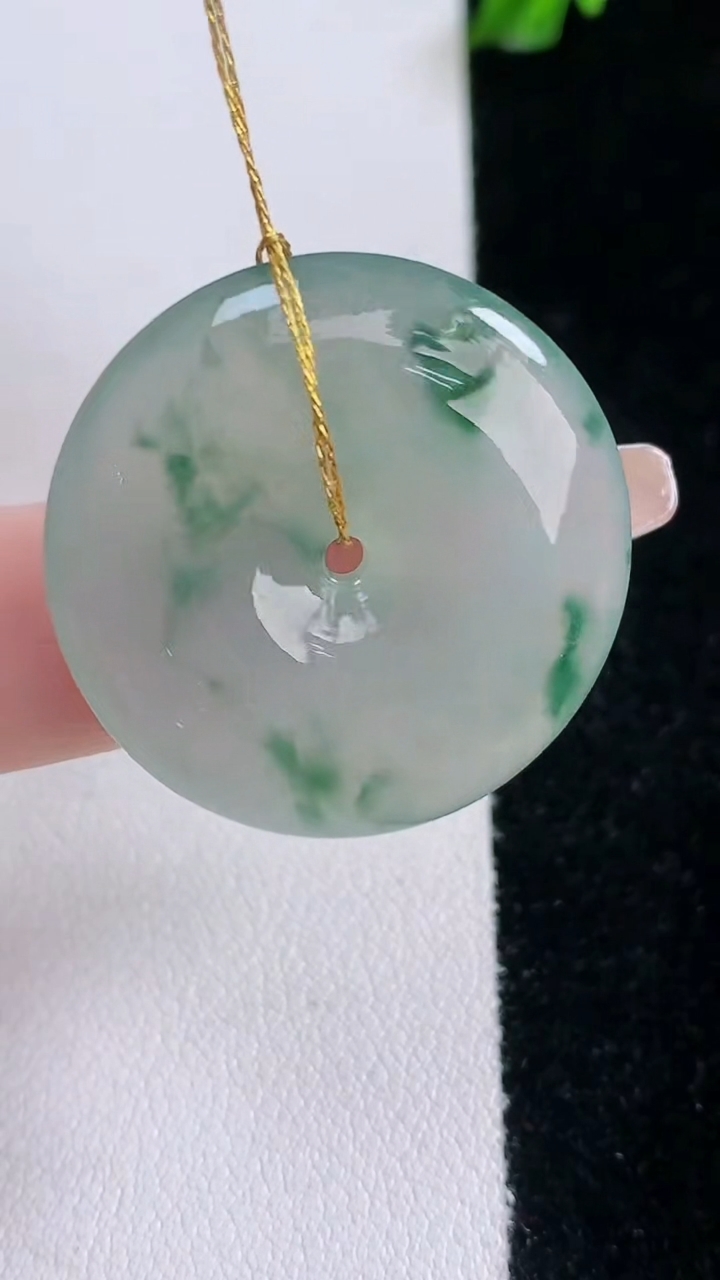 天然A货翡翠冰种飘花平安扣吊坠，尺寸28-5.5，重量:9.68g
3月7日