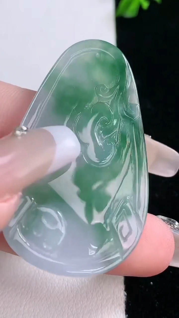 天然A货翡翠鸟语花香吊坠，尺寸47.8-28.3-4.5，重量:13.01g
3月7日