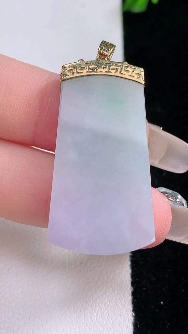 天然A货翡翠无事牌吊坠，尺寸36.3-19.3-3.4，重量:8.40g
3月7日