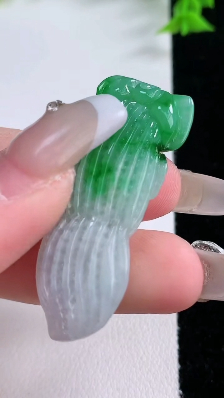 天然A货翡翠花生吊坠，尺寸45.6-17.5-9.4，重量:11.67g
3月7日