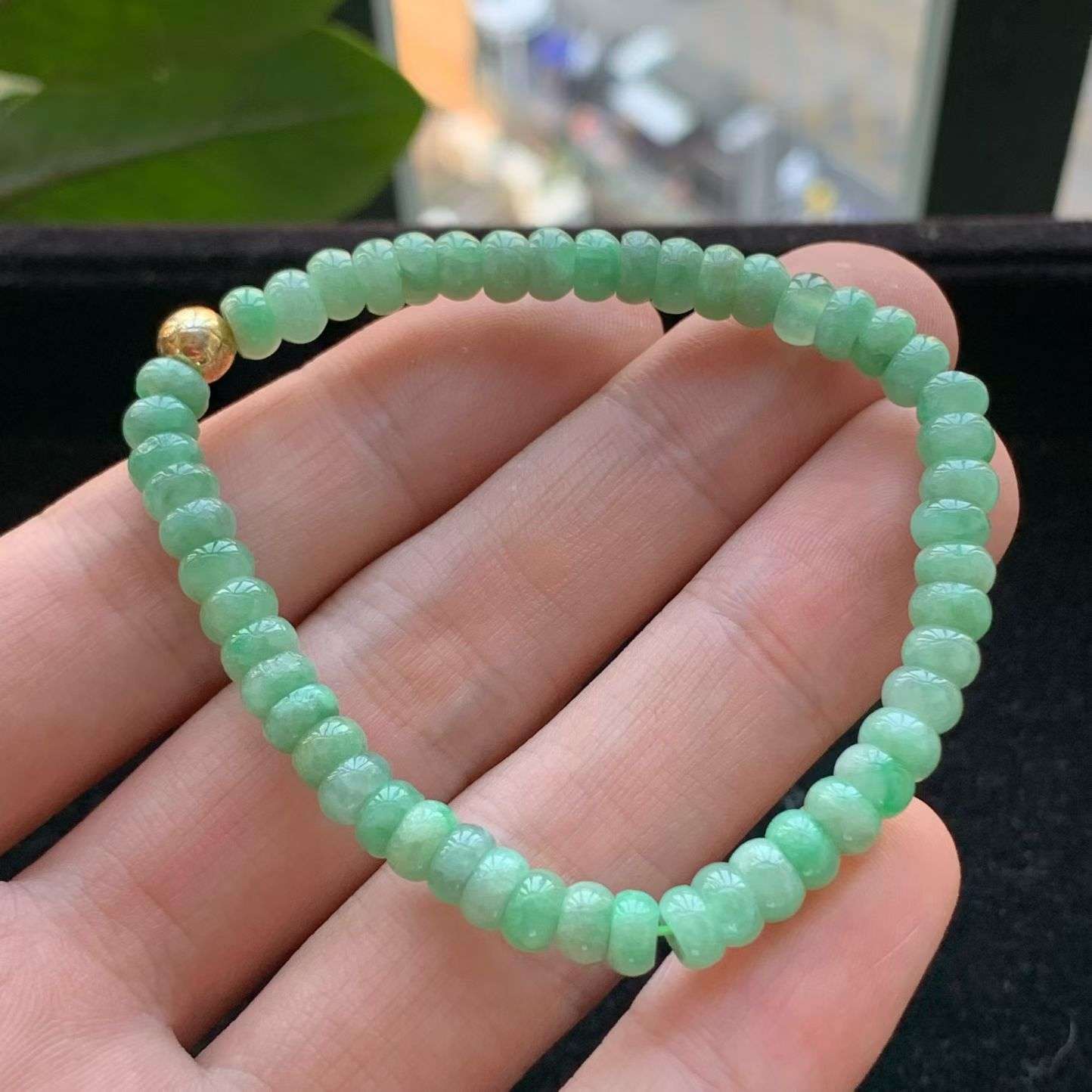 A货天然翡翠冰糯种满绿算盘珠手链重量11.93
3月7日