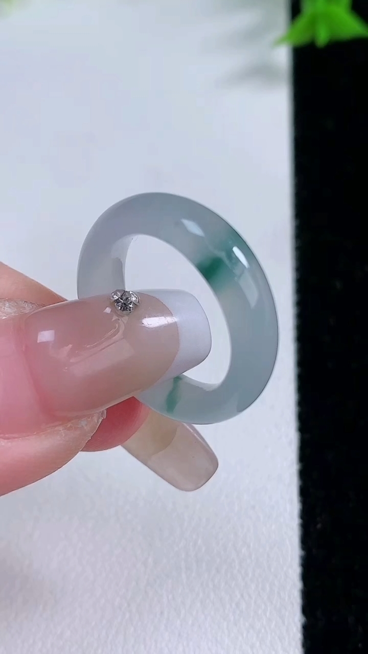 天然A货翡翠冰种飘花指环戒指，尺寸16-5.3-3.2，重量:3.21g2026年3月7日
工厂直销