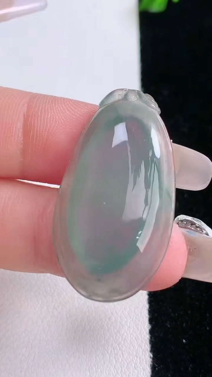 天然A货翡翠飘花福瓜吊坠，尺寸34.3-18.6-5.8，重量:6.21g
3月7日