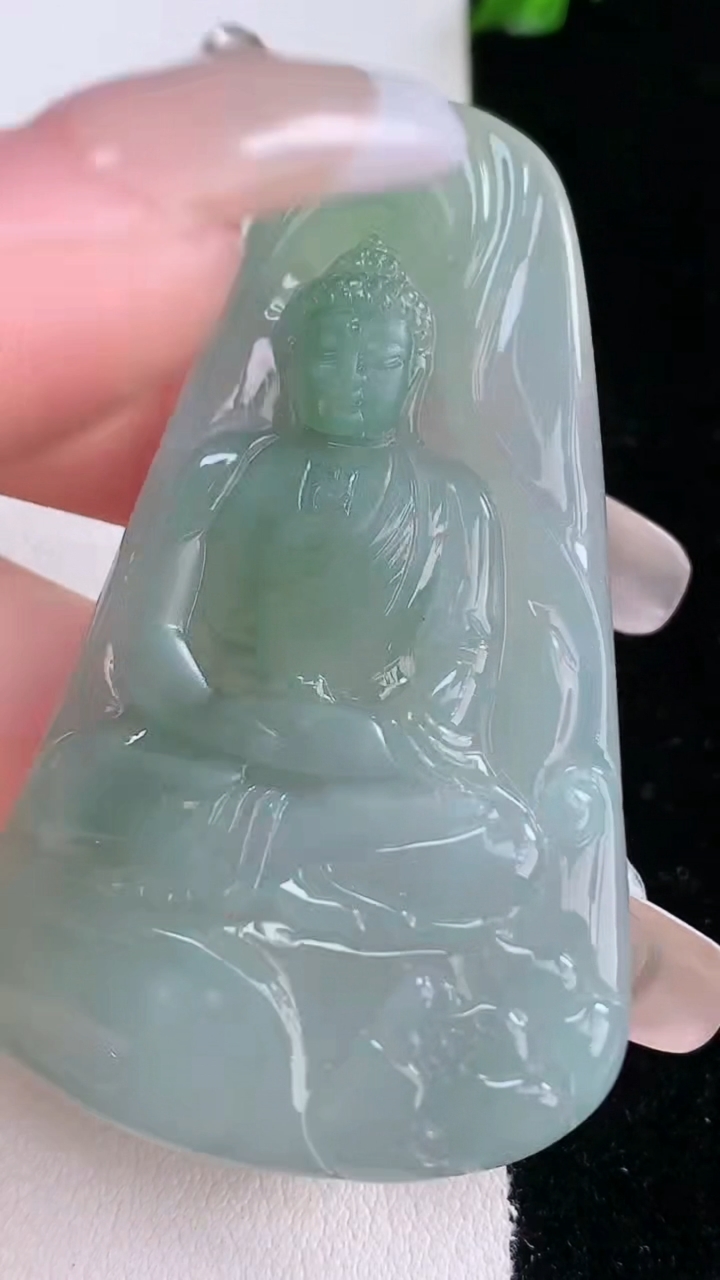 天然A货翡翠大日如来吊坠，尺寸56.8-33.2-5，重量:19.45g
3月7日