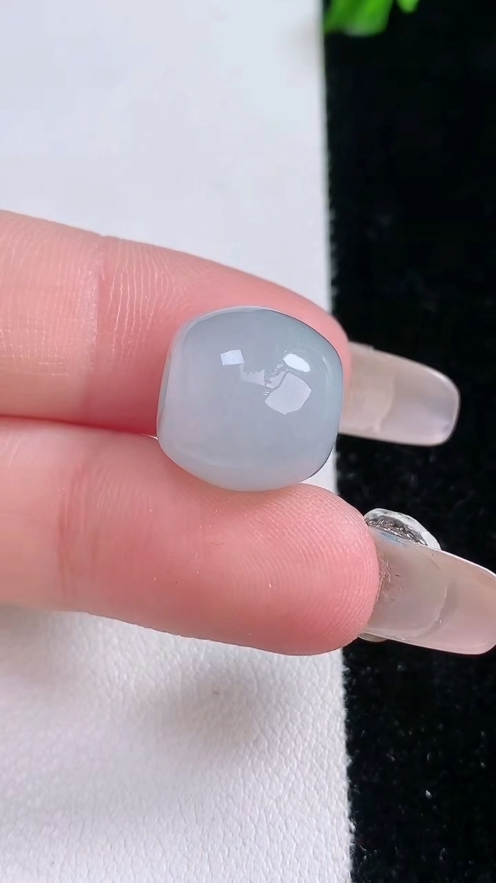 天然A货翡翠飘花路路通吊坠，尺寸13.4-12.4，重量:4.98g
3月7日