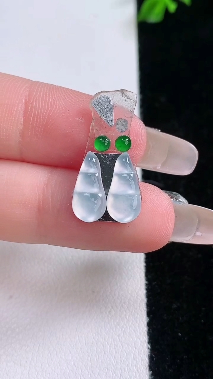 天然A货翡翠福豆镶嵌件一对，尺寸12.2-5.3，重量:0.82g
3月7日