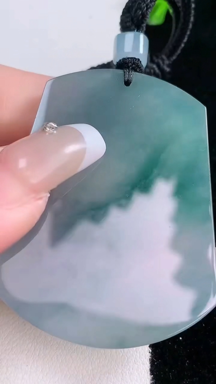 天然A货翡翠种飘花无事牌吊坠，尺寸52-40-5.4，重量:36.71g
3月7日