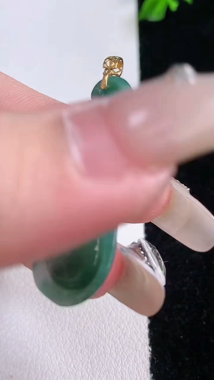 天然A货翡翠18K金飘花福豆吊坠，尺寸35.4-14-5.4，重量:4.72g
3月7日