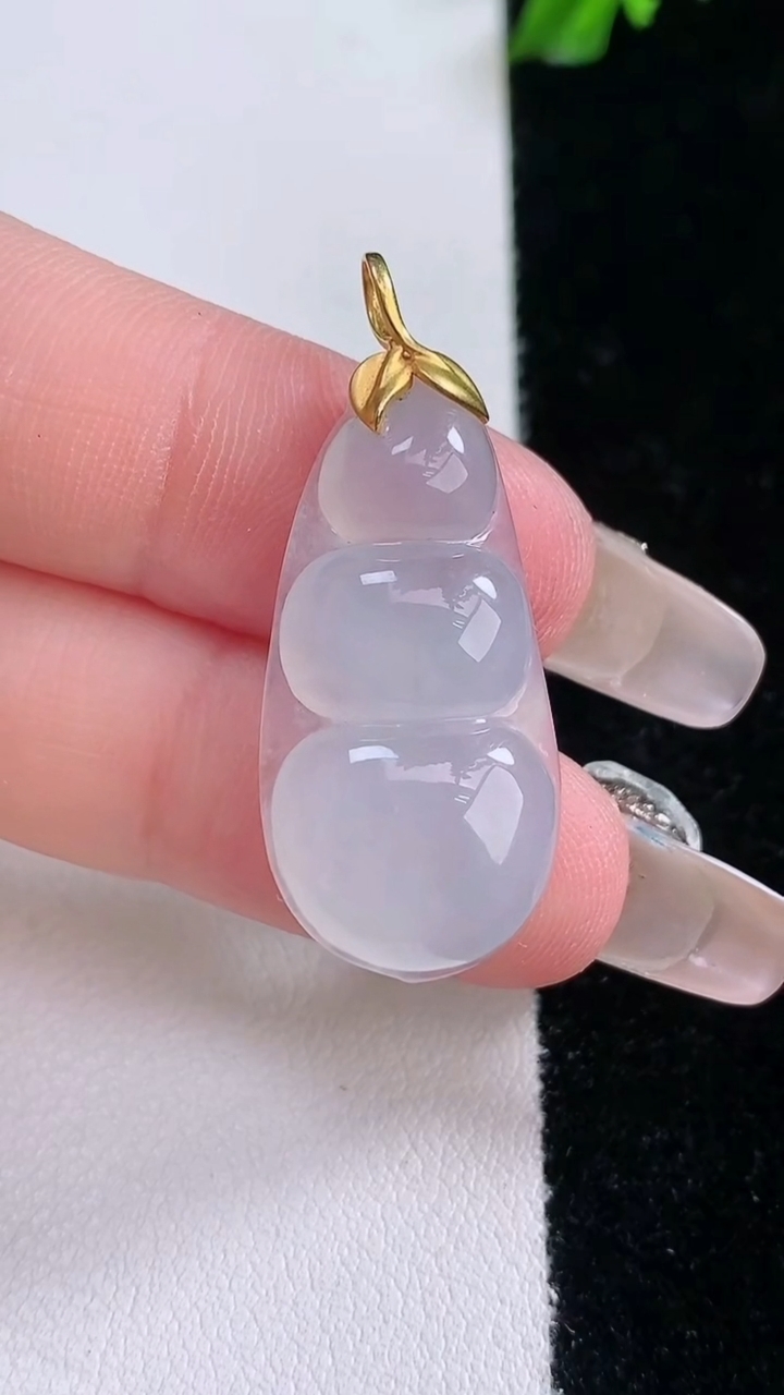 天然A货翡翠种白冰福豆吊坠，尺寸28.7-14.5-5.2，重量:4.60g
3月7日
