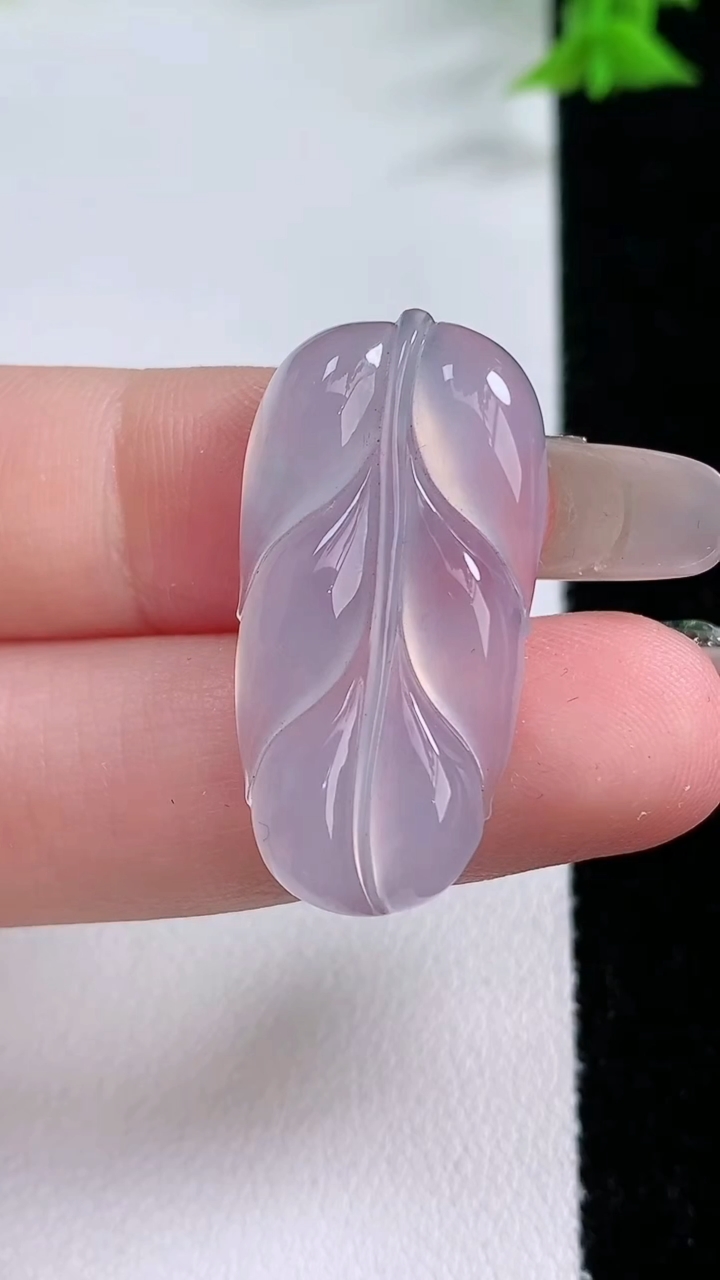 天然A货翡翠冰种紫罗兰金枝玉叶 叶子吊坠，尺寸31-15-3.8，重量:4.37g
3月7日