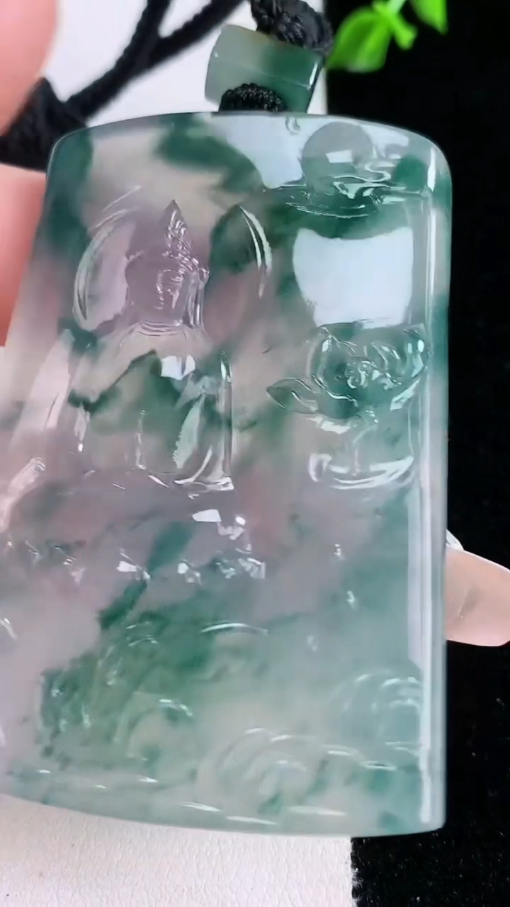 天然A货翡翠种飘花观音菩萨吊坠，尺寸57.5-39.7-5.2，重量:39.27g
3月7日