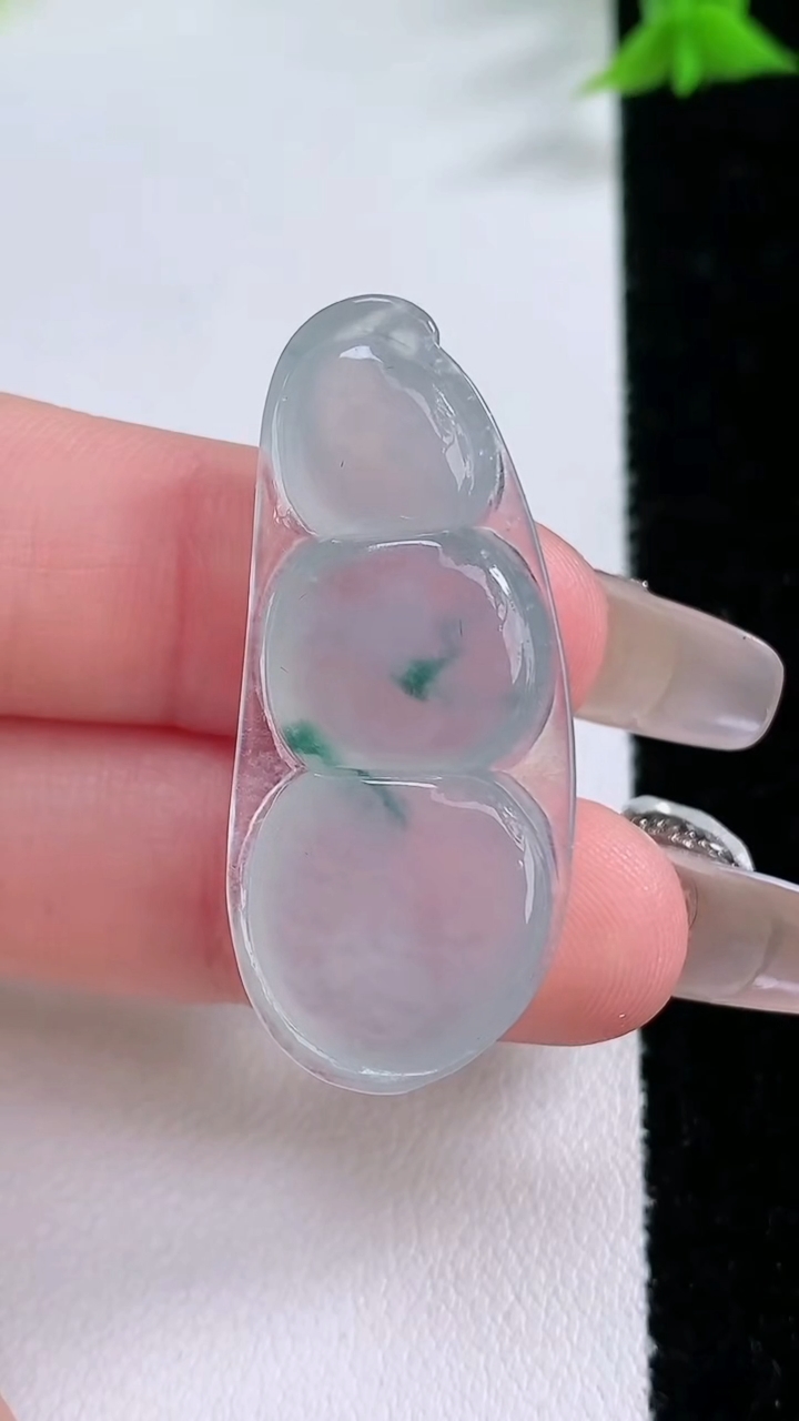 天然A货翡翠冰种飘花福豆吊坠，尺寸37-16.3-5.9，重量:6.52g
3月7日