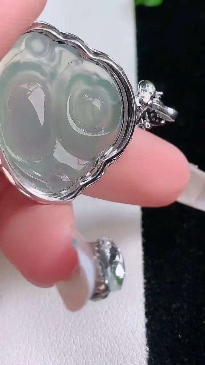 天然A货翡翠佛公吊坠，尺寸30.8-28.6-9，裸石21-26重量:6.61g
3月7日