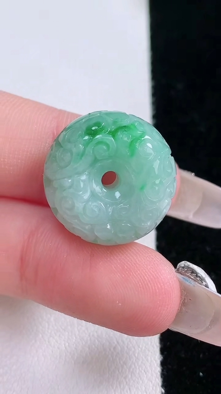 天然A货翡翠雕花路路通吊坠，尺寸19-11.4，重量:8.84g
3月7日