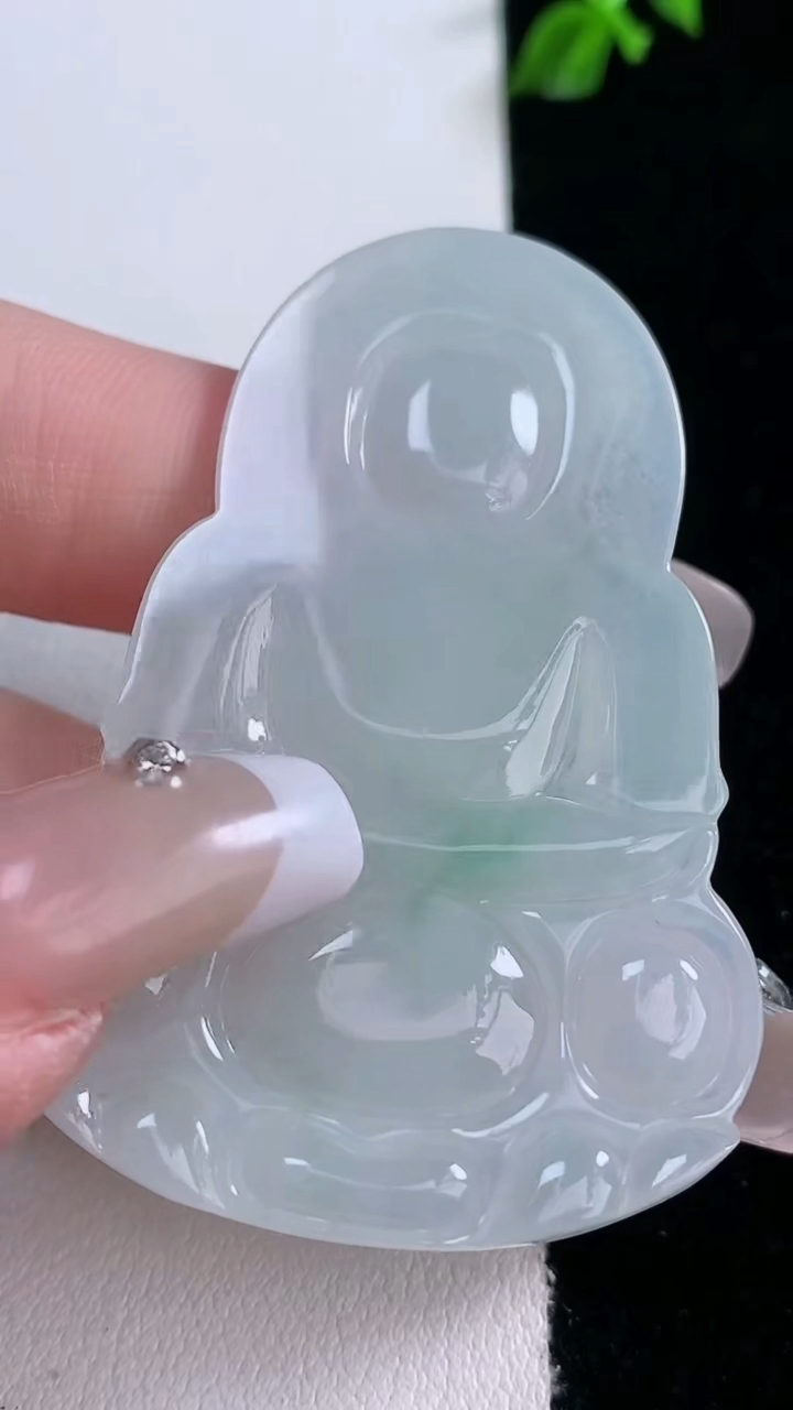 天然A货翡翠观音菩萨吊坠，尺寸53.3-35.8-4.7，重量:16.33g
3月7日