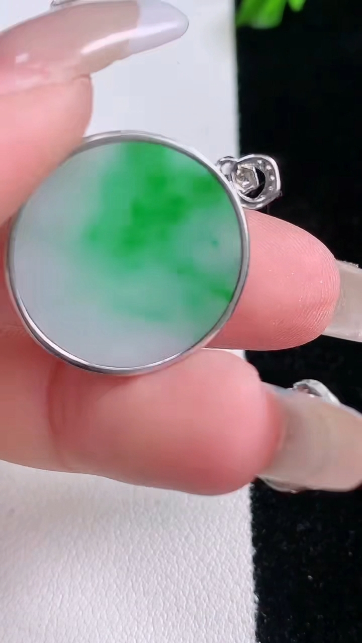 天然A货翡翠无事牌吊坠，尺寸21.6-3.2，重量:4.58g
3月7日