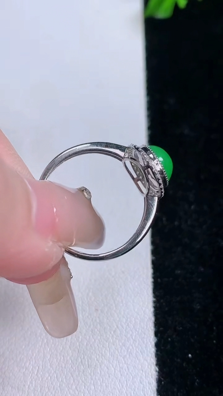 天然A货翡翠蛋面戒指，尺寸17-8.7-7.4-6，重量:2.13g2026年3月7日
工厂直销收藏佳品,种好水足，色泽均匀，有种有色，上手高大气！