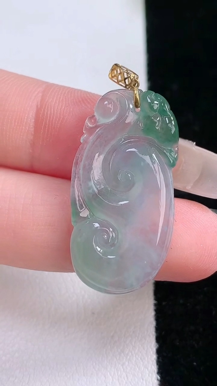 天然A货翡翠种飘花如意吊坠，尺寸30.5-15-3.3，重量:3.67g
3月7日