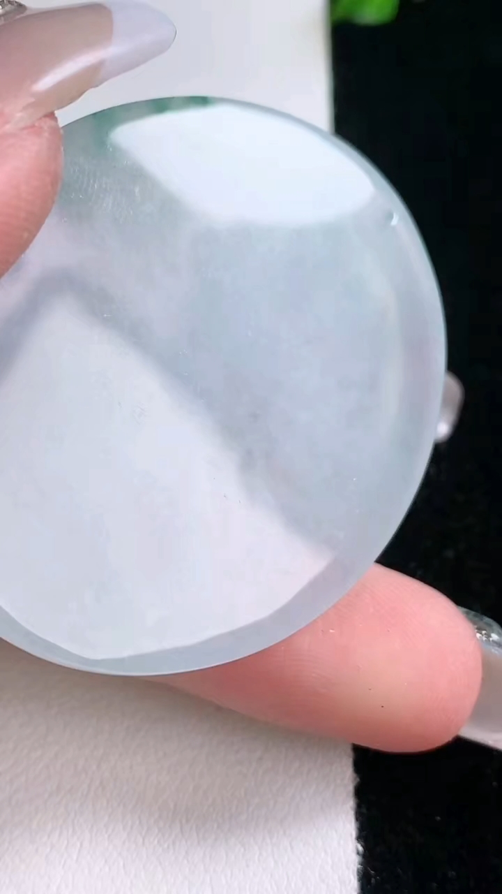 天然A货翡翠飘花千手观音吊坠，尺寸48.5-39.4-5.8，重量:21.85g
3月7日