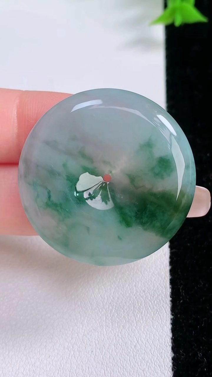 天然A货翡翠飘花平安扣吊坠，尺寸34.6-5.8，重量:14.86g
3月7日