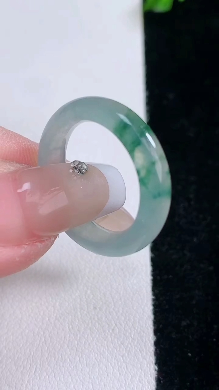 天然A货翡翠冰种飘花指环戒指，尺寸17.5-4.4-3，重量:3.29g2026年3月7日
工厂直销