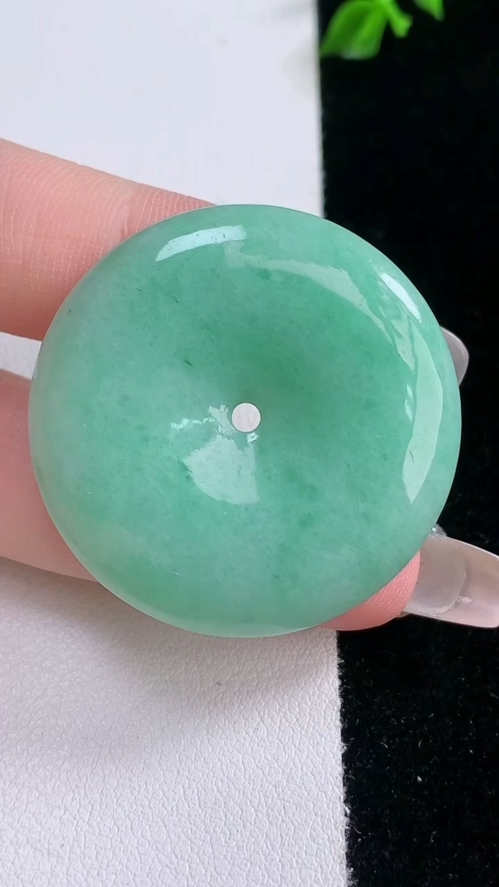 天然A货翡翠平安扣吊坠，尺寸36-5.7，重量:16.47g
3月7日