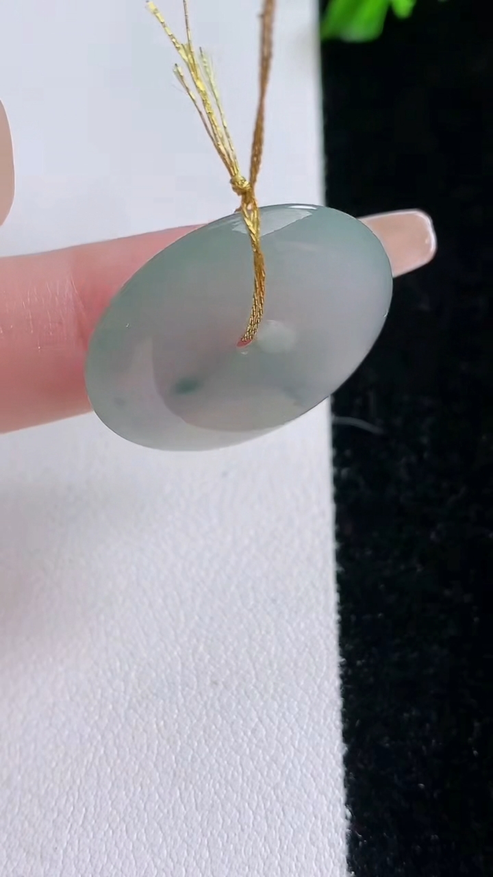 天然A货翡翠冰种飘花平安扣吊坠，尺寸25-4.7，重量:6.55g
3月7日