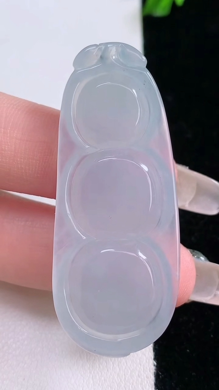 天然A货翡翠福豆吊坠，尺寸51-20.6-6.2，重量:12.13g
3月7日