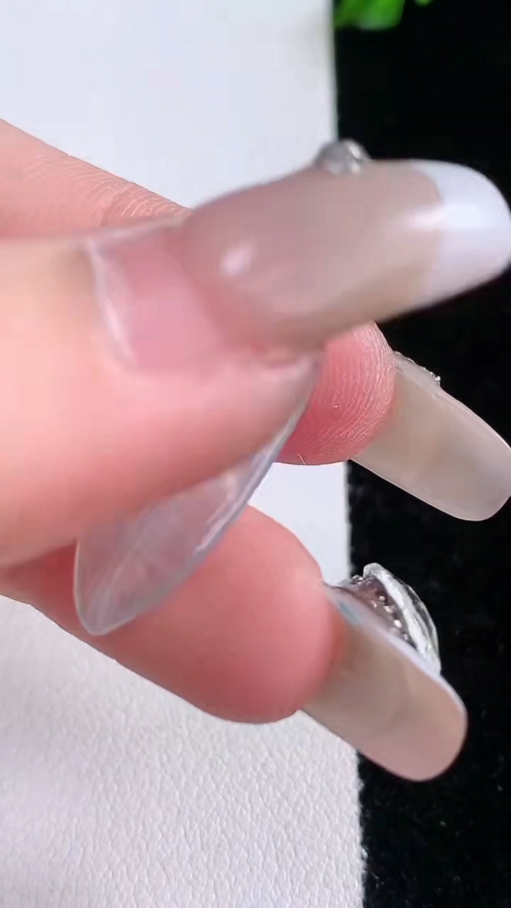 天然A货翡翠种飘花金枝玉叶 叶子吊坠，尺寸23.4-11-2.5，重量:1.46g
3月7日